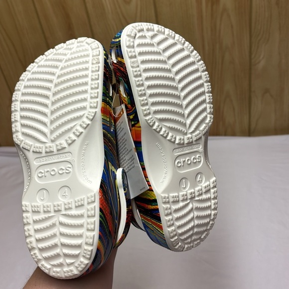 CROCS  Swirl design with Charms - Picture 5 of 5